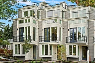 Building Photo - Queen Anne Townhome