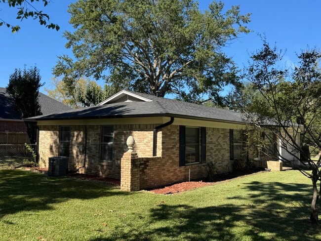 Building Photo - 8101 Karen Dr