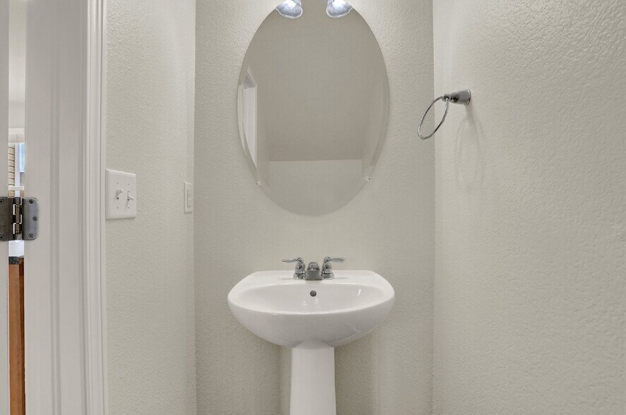Building Photo - Updated 2-Bed Townhome Just Minutes from F...