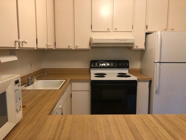 Building Photo - First floor condo!