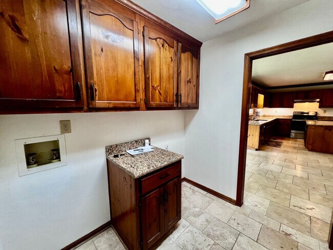 Building Photo - 4 bedroom ranch in the desirable Bellamy W...