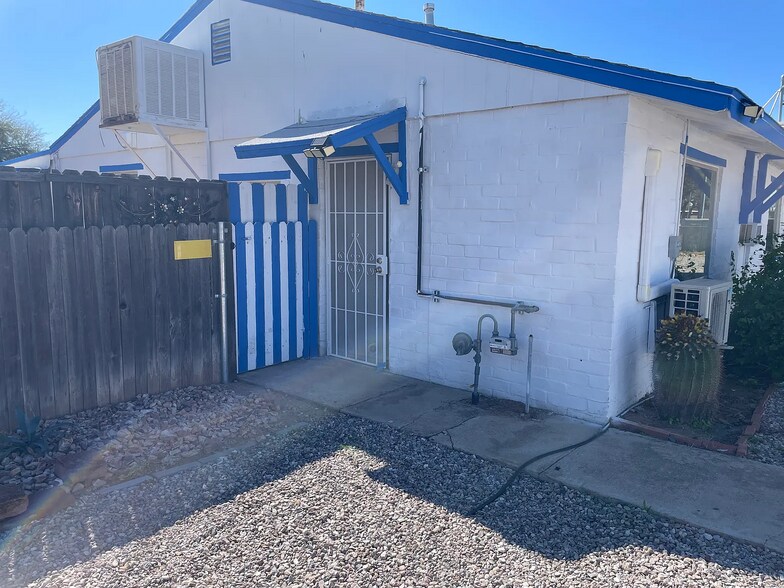 Building Photo - 902 E Prince Rd