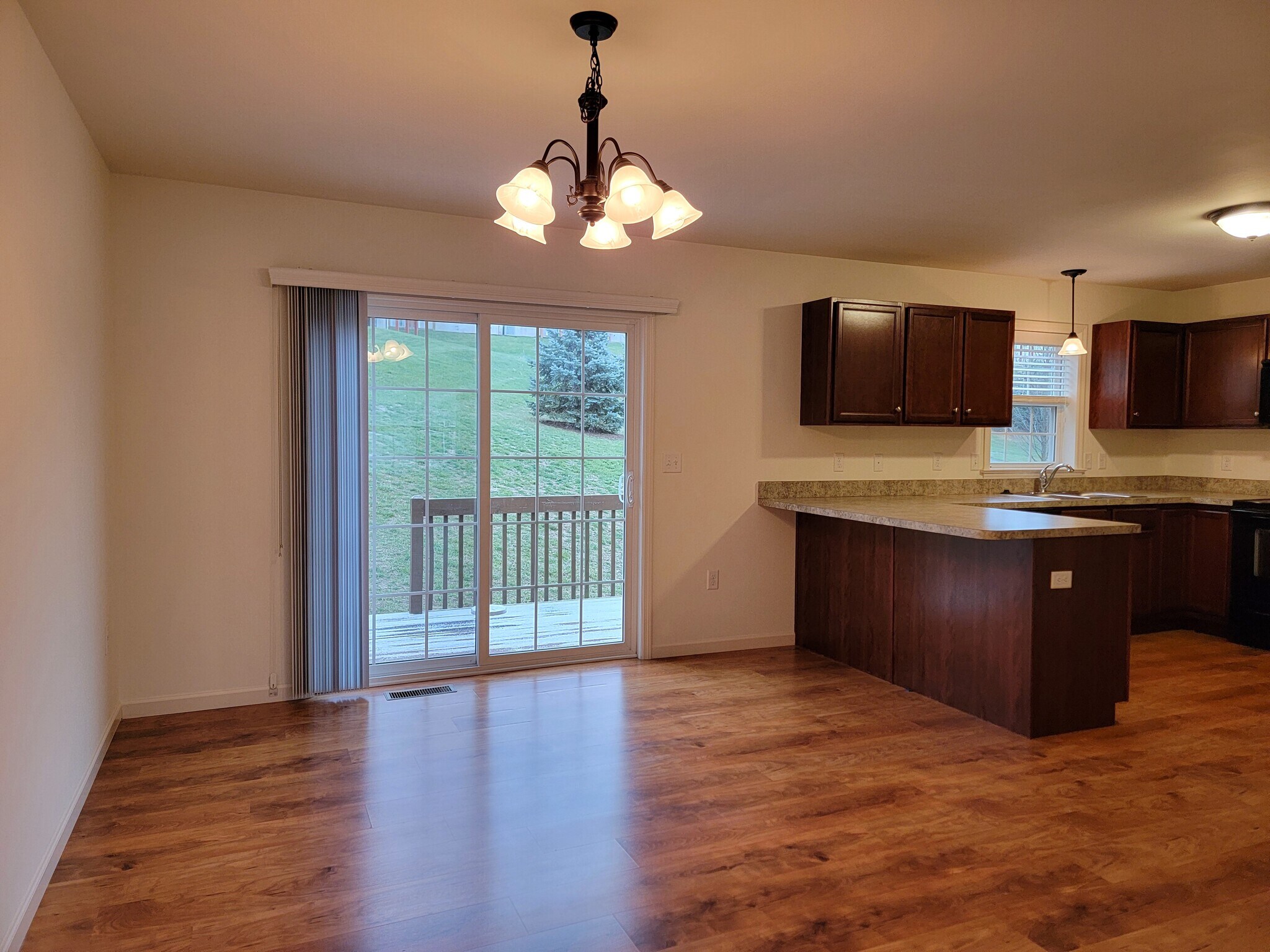 Building Photo - 647 Winding Ln