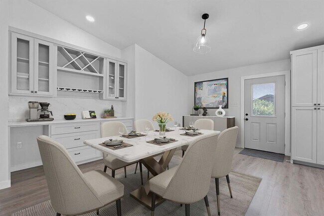 Building Photo - 5113 Loyola Ln