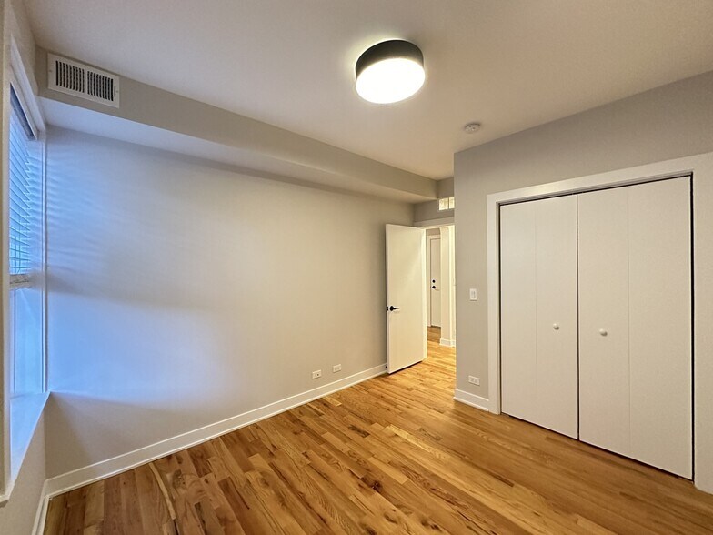 Building Photo - 643 W Wrightwood Ave