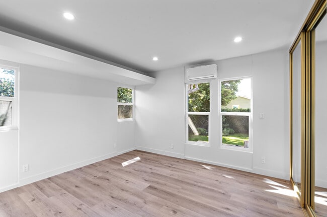 Primary bedroom - 2621 Veteran Ave