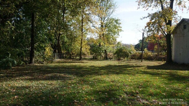 Building Photo - 207 W Henry St