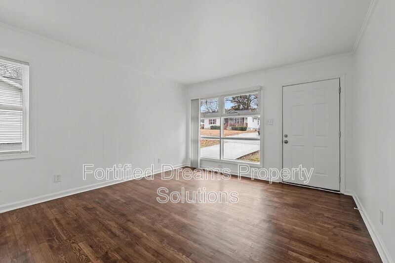 Building Photo - 1710 Rainbow Dr