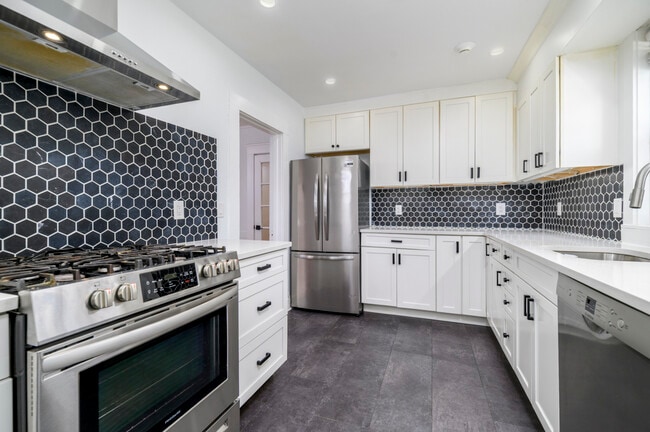 Building Photo - 58 Post Rd