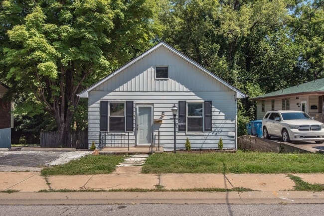 Primary Photo - 8819 North Ave