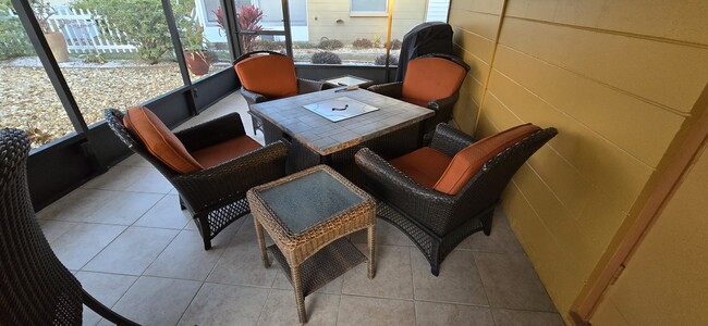 Building Photo - 1801 El Rio Dr