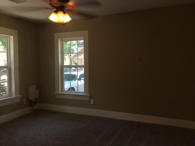 Building Photo - 916 N Austin St