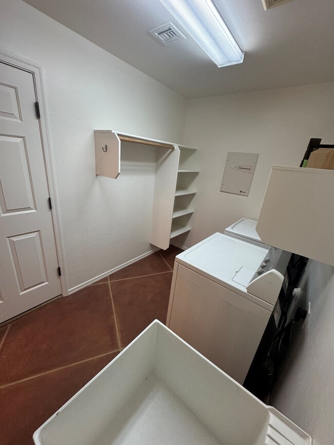 Building Photo - 2435 N Silver Mosaic Dr