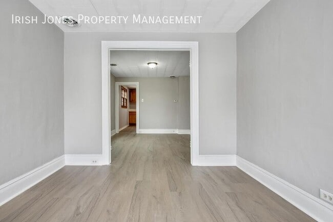 Building Photo - 105 Howell St