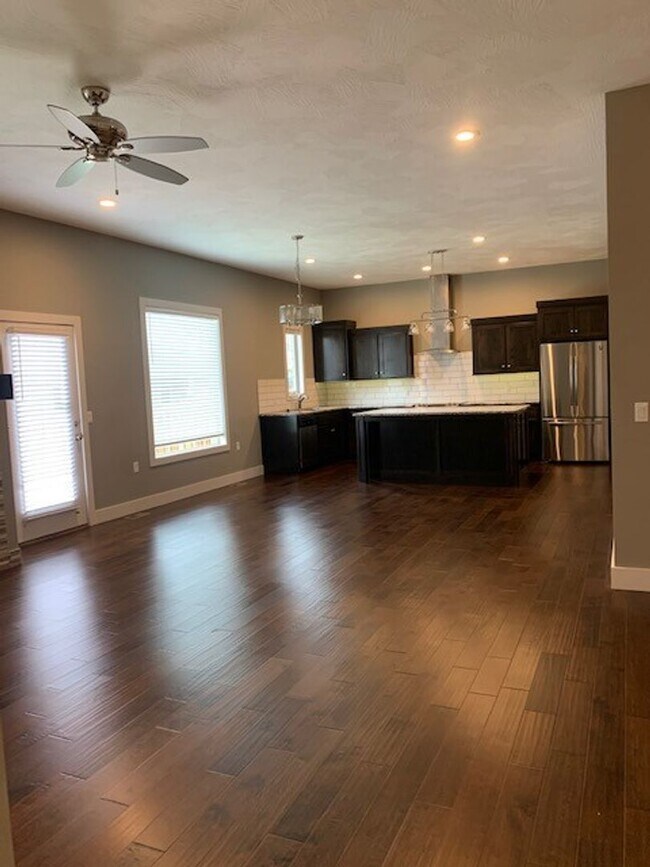 Building Photo - Beautiful Open Layout 3 Bedroom 2 Bath 3 C...