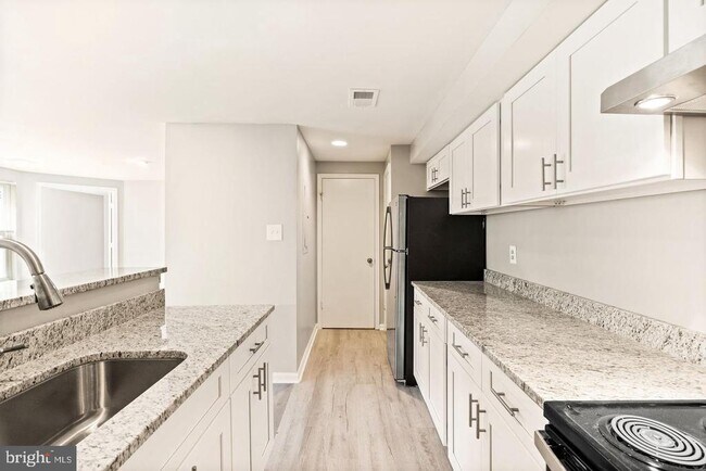 Building Photo - 4401 Pembrook Village Dr