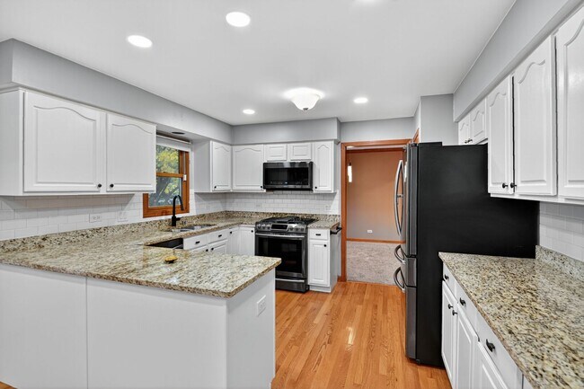 Building Photo - 1163 Shoreline Dr