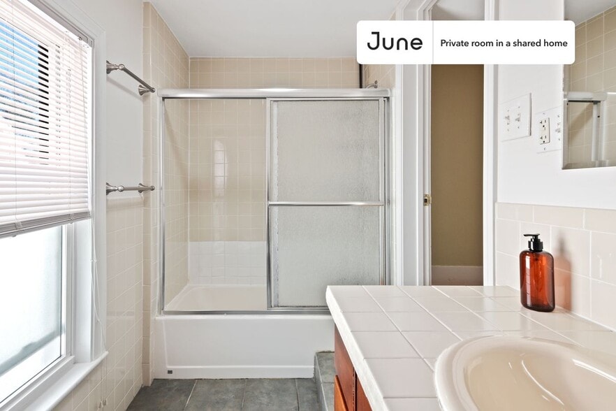 Building Photo - Room in Shared 6 bed/2 bath home in Allston