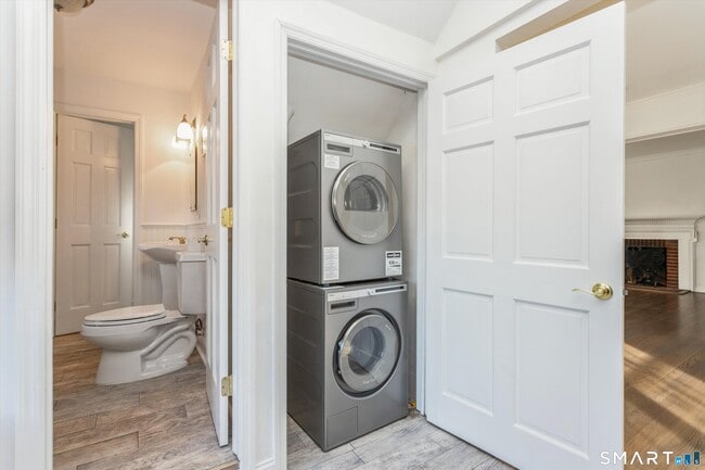 Building Photo - 181 E Putnam Ave