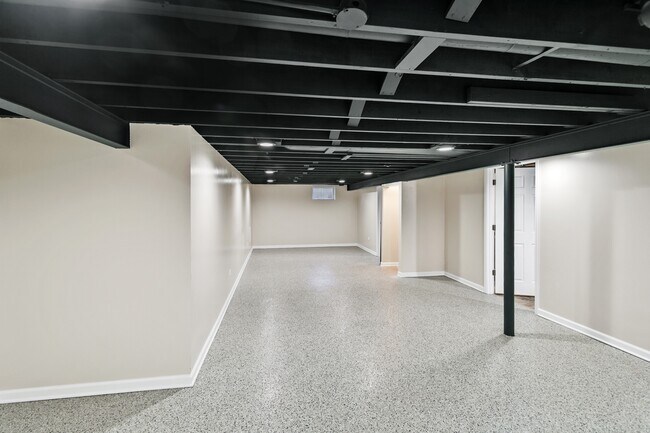 Building Photo - 3N425 N Howard Ave