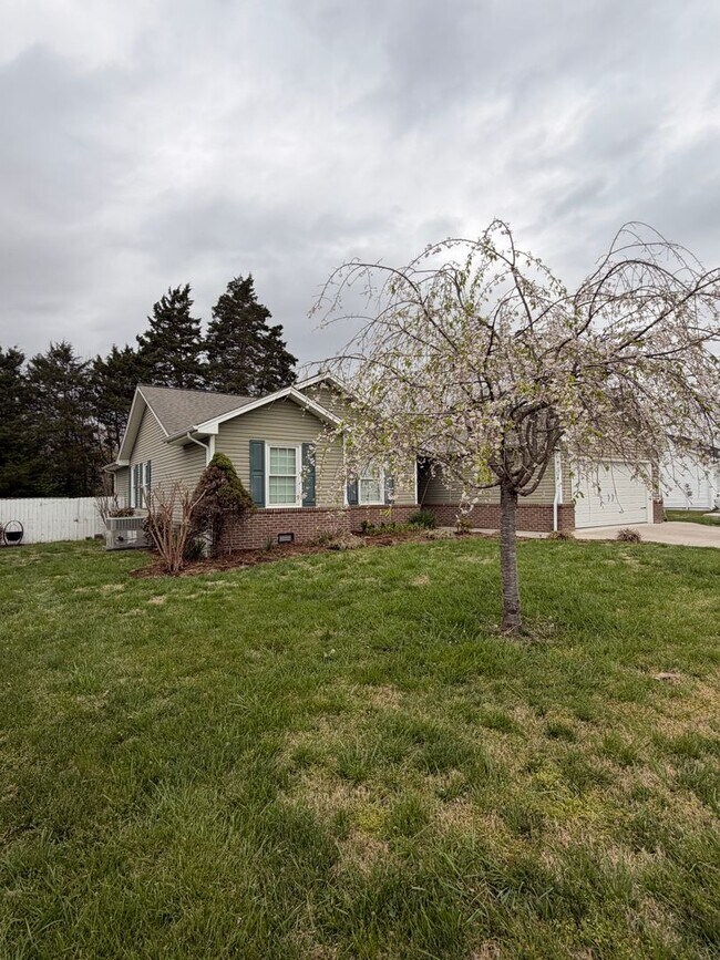Building Photo - 3BR Home | Granite Kitchen | Fireplace | Deck | Fenced Yard