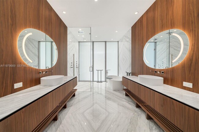 Building Photo - 5 Grove Isle Dr