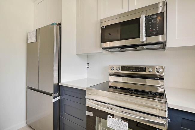 Building Photo - 320 NE 42nd St