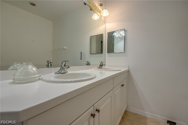Building Photo - 15250 Riverbend Blvd