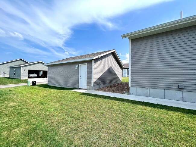 Building Photo - Gorgeous Furnished Home-Ready for move in ...