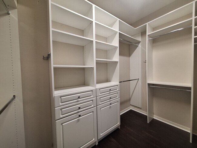 Building Photo - Charming 3-Bedroom Home with Spacious Back...