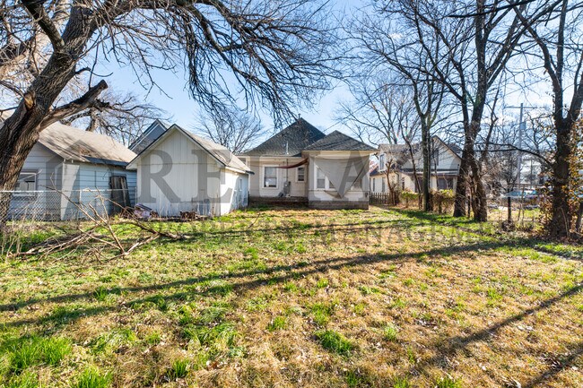 Building Photo - 221 S Glenn St