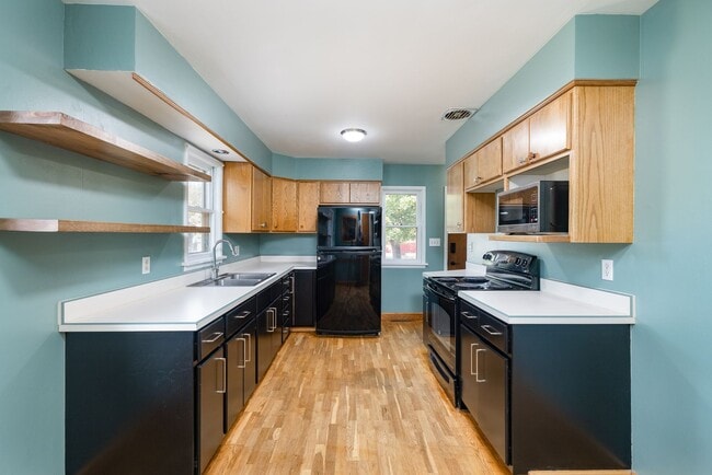 Building Photo - Cute midtown home for rent - pet friendly