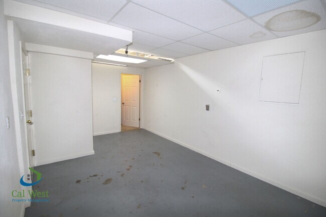 Building Photo - $3,595 - Spacious 2 Bedroom, 2.5 bath tri-level townhouse near Communication Hill in Lancaster Gates