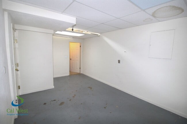 Building Photo - $3,695 - Spacious 2 Bedroom, 2.5 bath tri-level townhouse near Communication Hill in Lancaster Gates