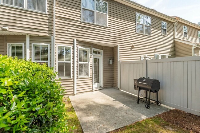 Building Photo - Renovated Cary Townhome | 3BR + Garage | Near RTP & RDU