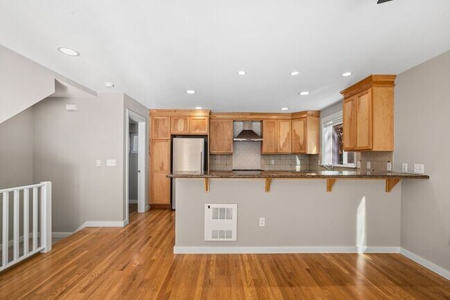 Building Photo - Immaculate Urban Townhome in Famed Alaska ...