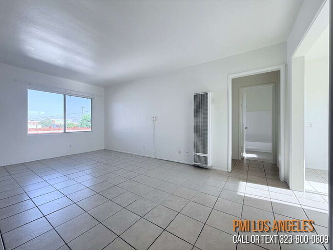 Building Photo - 943 W 68th St