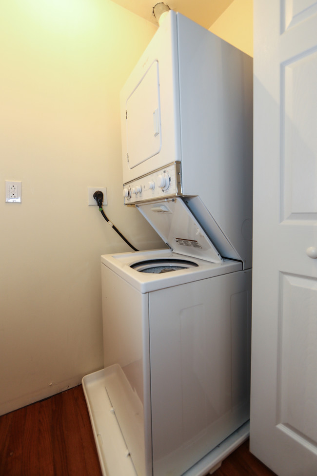 washer/dryer - 1528 Willington St