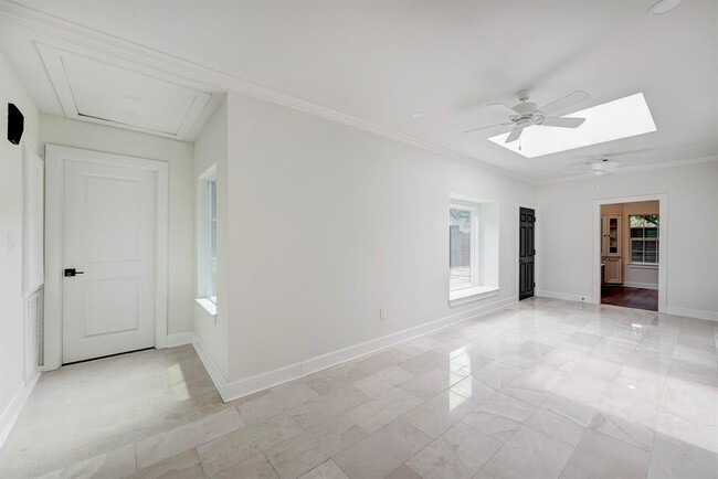 Building Photo - 3071 Locke Ln