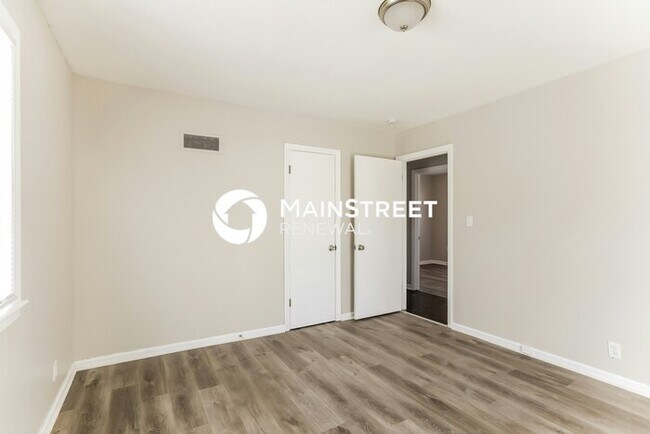 Building Photo - 3 Bedroom Pet-Friendly Home in INDEPENDENCE, MO with Main Street Renewal