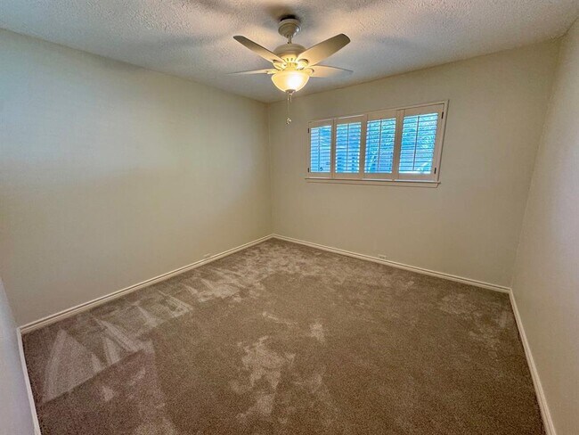 Building Photo - 523 Misty Lake Dr