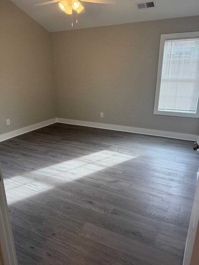 Building Photo - 1002 Grace Ave