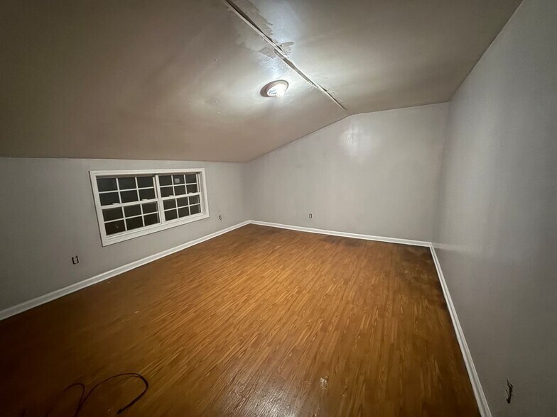 Building Photo - 615 5th Ave E