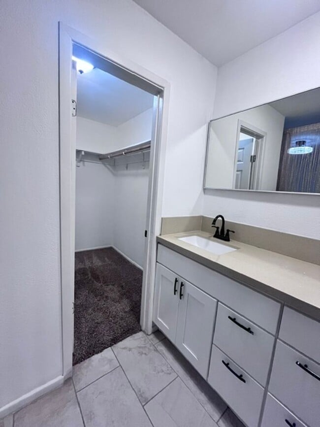 Building Photo - Pet Friendly 4 Bedroom Home