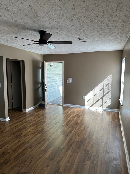 Building Photo - 511 Mansion St