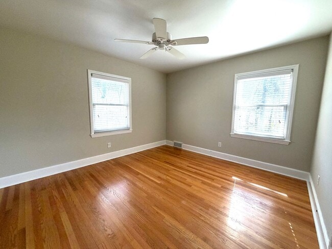 Building Photo - Shorewood Drive