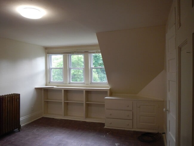 Building Photo - AVAILABLE 6/1/26 - Large House Available O...