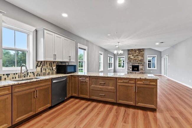 Building Photo - Luxury 3 Bed, 2.5 Bath - Townhome - AVAILA...