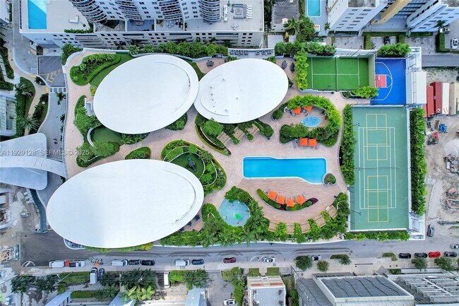 Building Photo - 700 NE 24th St