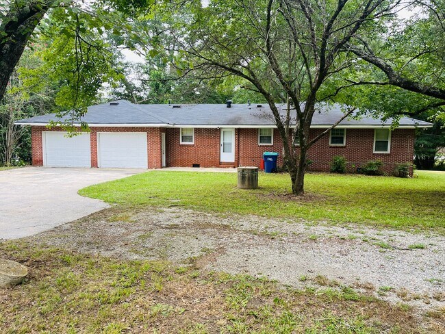 Building Photo - 3 bedroom, 1.5 all brick ranch with 2 car ...